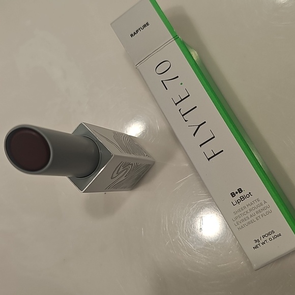 Flyte.70 Makeup 7 Piece Bundle Plus Zip Case. - Picture 10 of 10